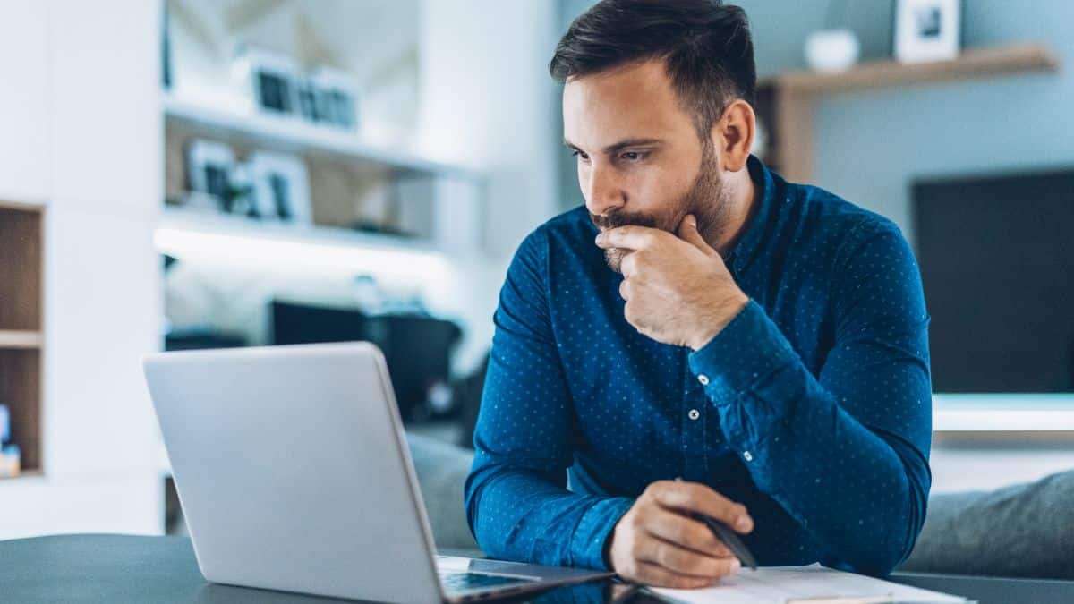 Consultor de SEO Freelancer vs Empresa de SEO: diferencas, riscos e vantagens